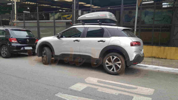 Bagageiro de teto Camper 360 litros instalado em um Citroen C4 Cactus VaideBag