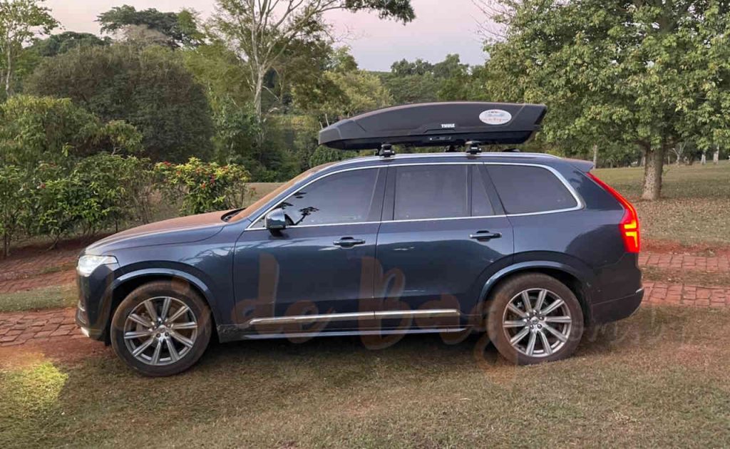 Bagageiro Maleiro de teto Thule Motion XT XXL 610 Litros como exemplo na foto desta Volvo XC90 7 lugares