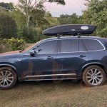 Bagageiro Maleiro de teto Thule Motion XT XXL 610 Litros como exemplo na foto desta Volvo XC90 7 lugares