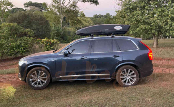 Bagageiro Maleiro de teto Thule Motion XT XXL 610 Litros como exemplo na foto desta Volvo XC90 7 lugares