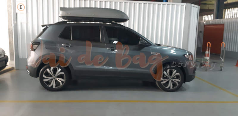 Volkswagen T Cross modelo novo com bagageiro de teto Thule Slim, aumentando o espaço de armazenamento em 370 litros, ideal para viagens e transporte de cargas adicionais.