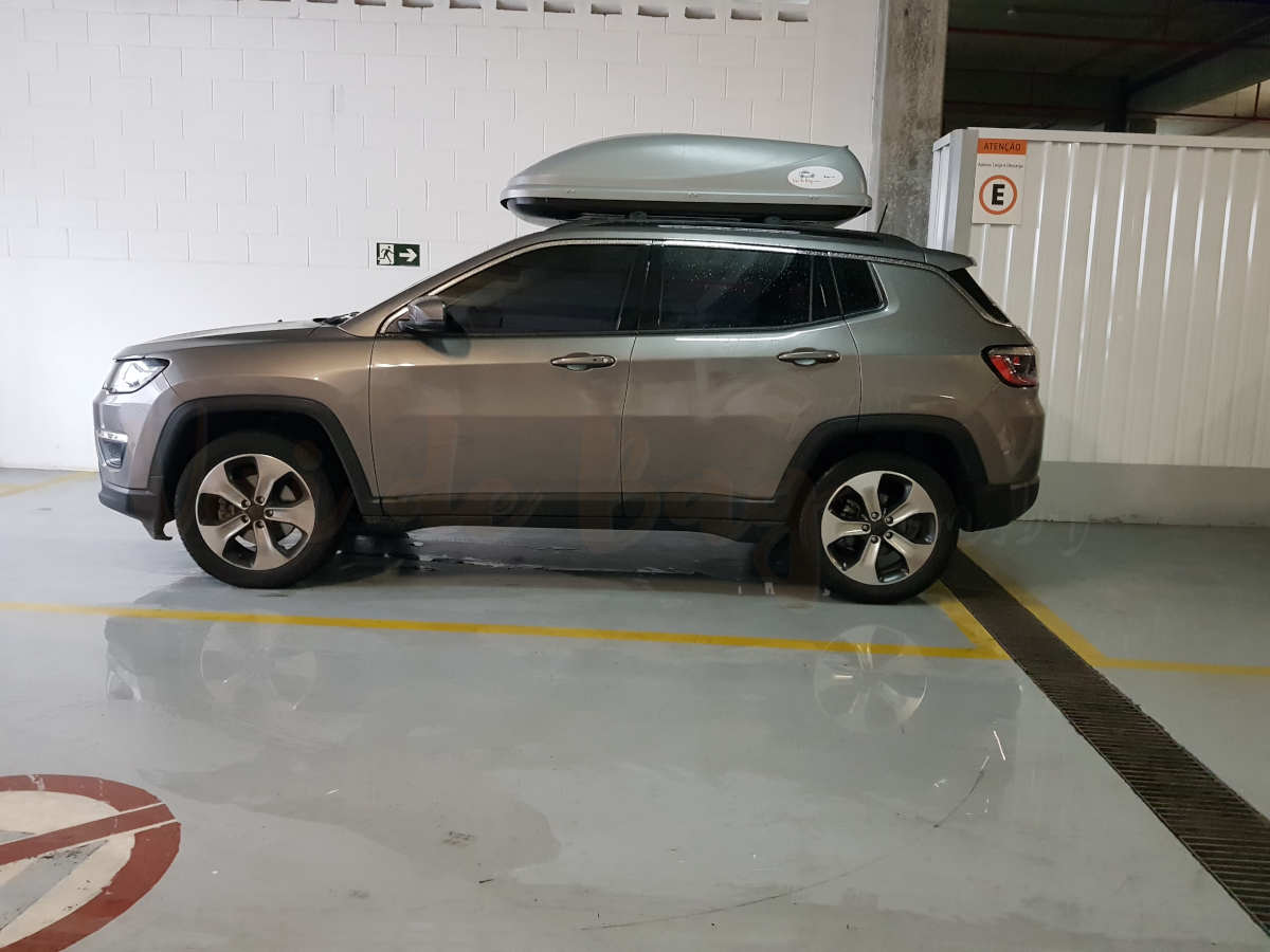 Jeep Compass equipado com Bagageiro de teto modelo Thule Ocean 200 com capacidade para 450 litros