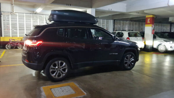 Bagageiro de teto Thule Pacific 200 com capacidade de 410 litros
