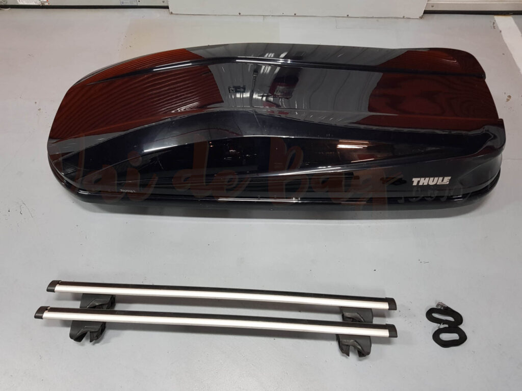 Bagageiro de teto Thule Touring 720L com capacidade de 420 litros de armazenmamento.