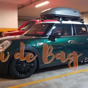 Veículo Mini Cooper S equipado com um Bagageiro de teto Thule