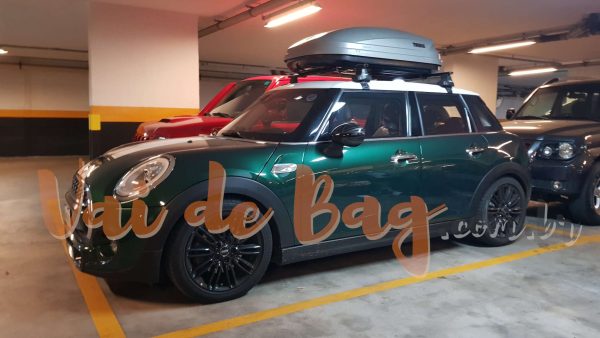 Veículo Mini Cooper S equipado com um Bagageiro de teto Thule