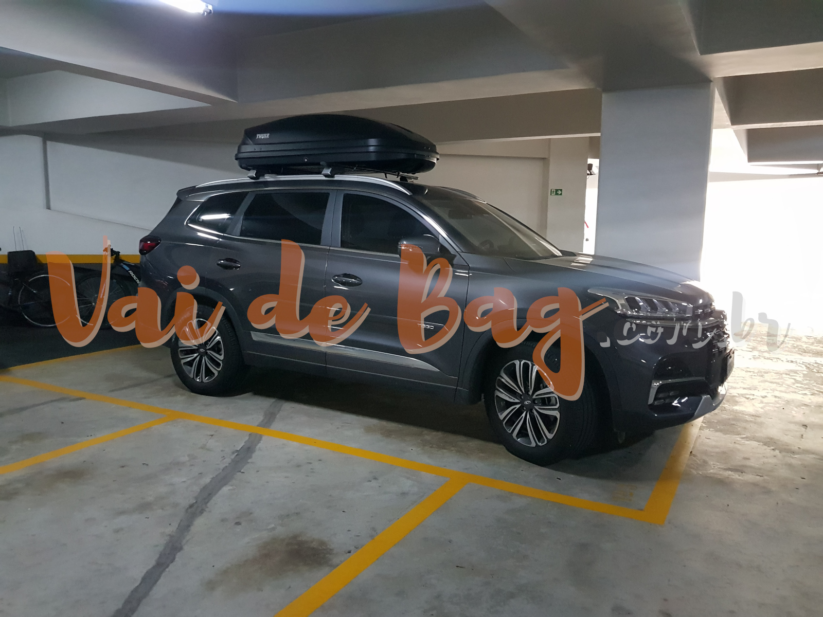 Tiggo 8 com bagageiro de caixa no teto, ideal para transporte de malas e equipamentos